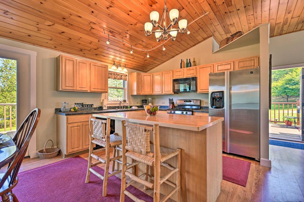 Cozy Apt With Hot Tub And Deck, 10 Mi To Stowe Resort! Exterior photo